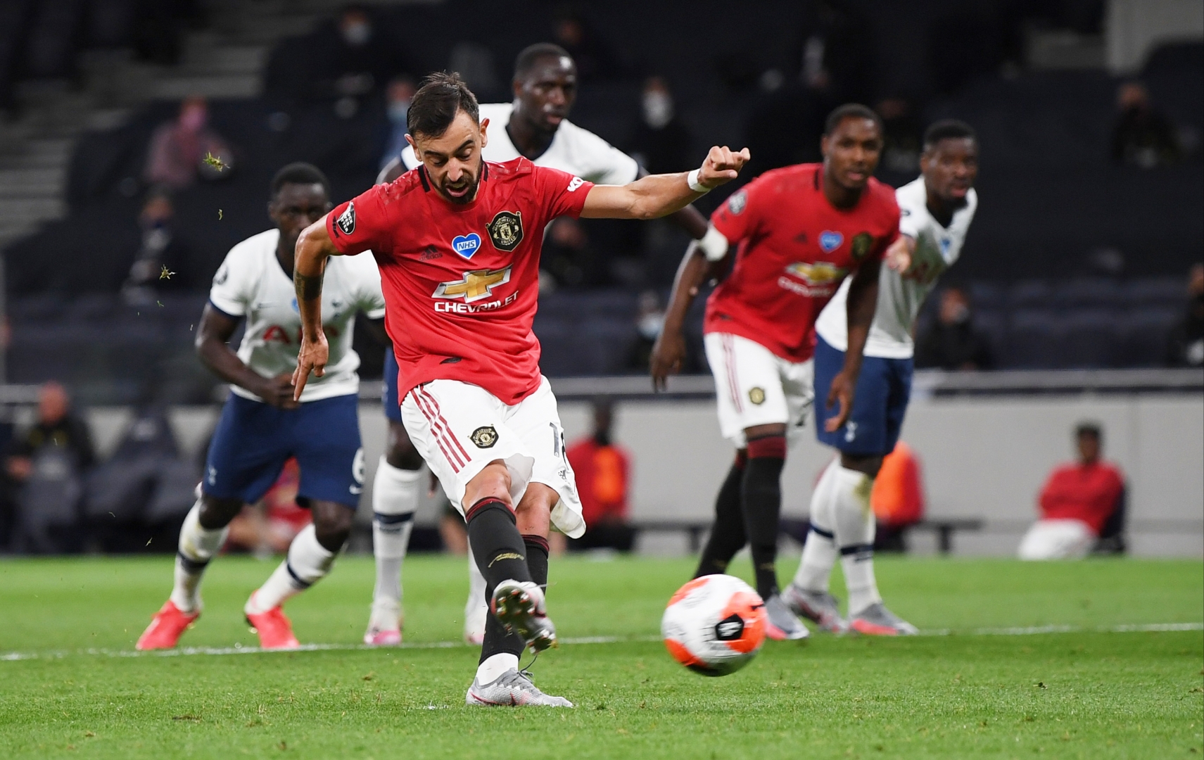 关于冲刺阶段德甲焦点战，曼联伤情更新，媒体盛赞，团队化学反应显著的信息