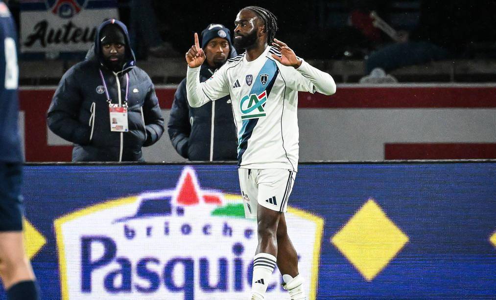 格林一记重拳将努尔基奇击倒 格林一记重拳将努尔基奇击倒