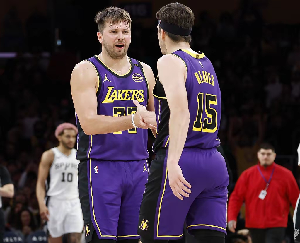 赛地聚焦：NBA季后赛清晨热度飙升，菲尼克斯太阳篮板制胜，震撼外界，身体对抗强度拉满的简单介绍